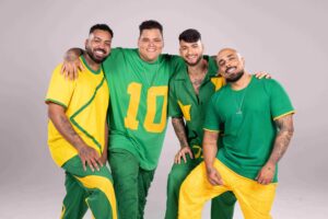 Ha-oito-anos-na-estrada-o-Menos-E-Mais-conquistou-o-pais-e-promete-um-show-inesquecivel-no-Festival-Repique-em-Ribeirao-Preto-Credito-Divulgacao-scaled.jpg