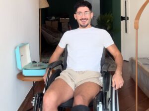 Apos-ser-baleado-Vittor-Fernando-recebe-alta-e-compartilha-momento-em-casa_-Foi-grave.jpg